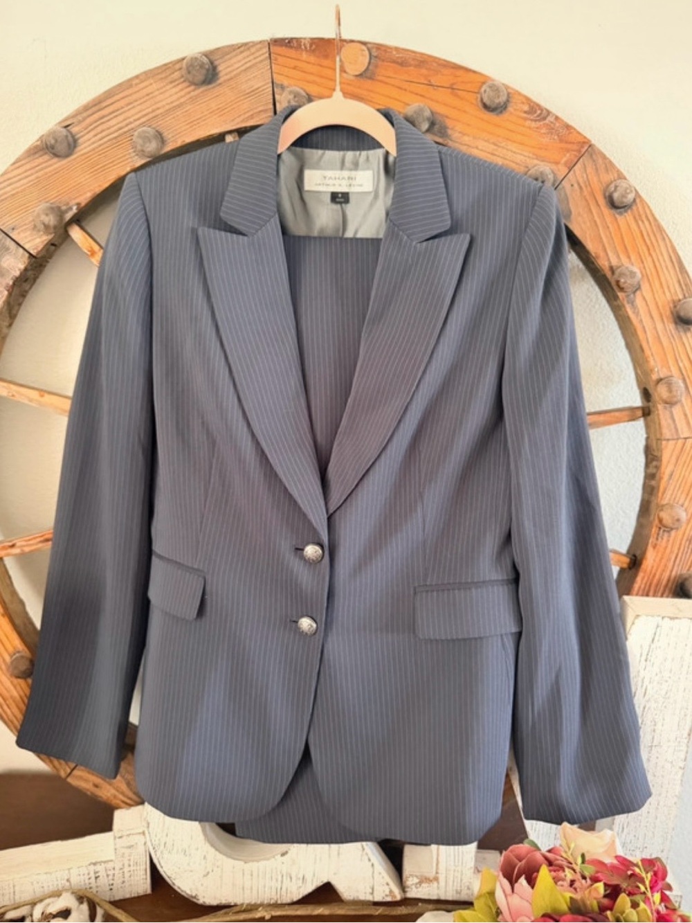 Tahari Aurthur S. Levine Women’s Grey Pinstripe Suit Blazer and Pants Sz 8 NWOT
